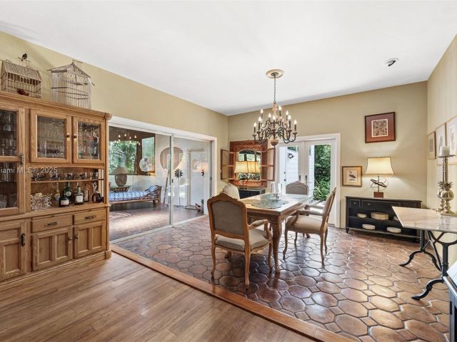 Продажа дома по адресу 3540 N Moorings Way - фото 6256557