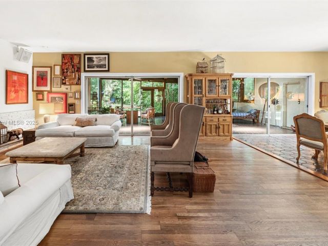 Продажа дома по адресу 3540 N Moorings Way - фото 6256559