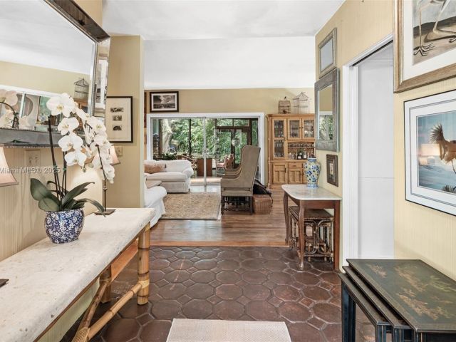 Продажа дома по адресу 3540 N Moorings Way - фото 6256560