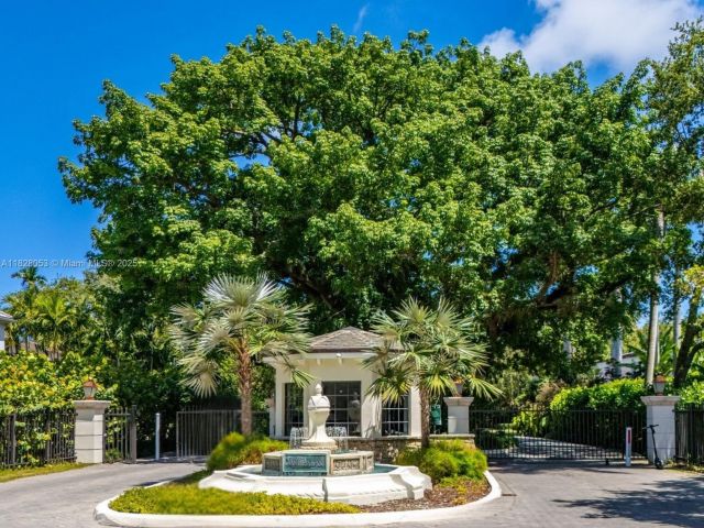 Продажа дома по адресу 3540 N Moorings Way - фото 6256564