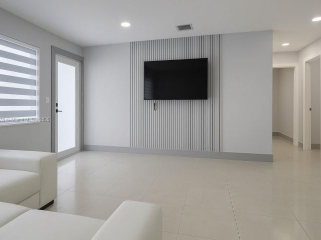 Продажа дома по адресу 1320 NW 179th Ter - фото 6256876