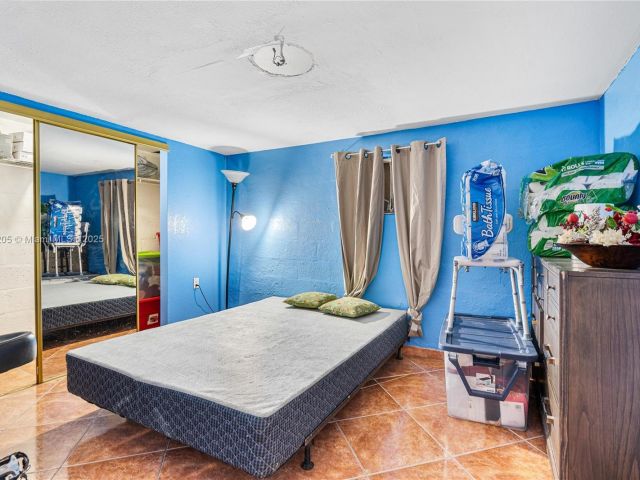 Продажа дома по адресу 1300 NE 203rd St - фото 6255665