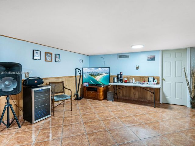 Продажа дома по адресу 1300 NE 203rd St - фото 6255666