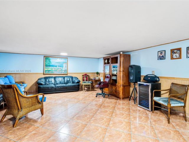 Продажа дома по адресу 1300 NE 203rd St - фото 6255667