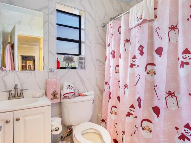 Продажа дома по адресу 1300 NE 203rd St - фото 6255668