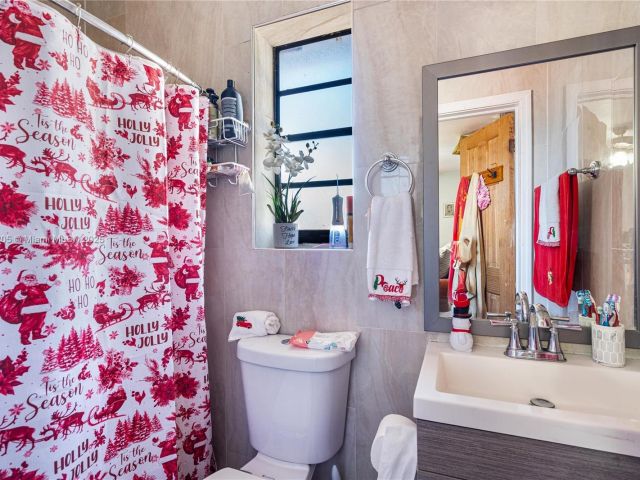 Продажа дома по адресу 1300 NE 203rd St - фото 6255669