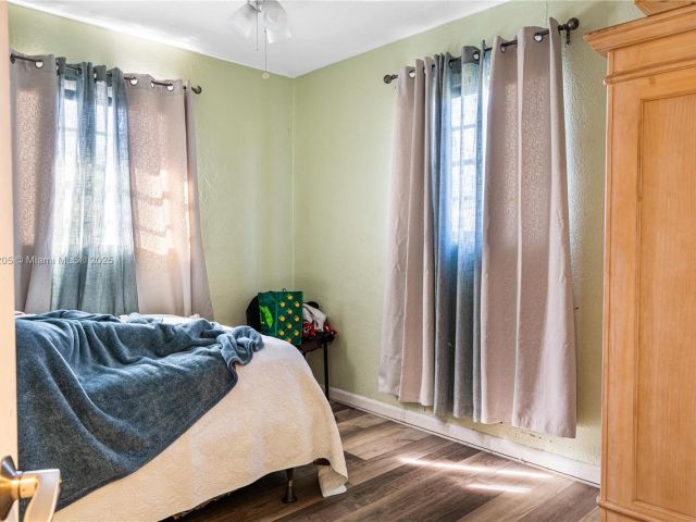 Продажа дома по адресу 1300 NE 203rd St - фото 6255670