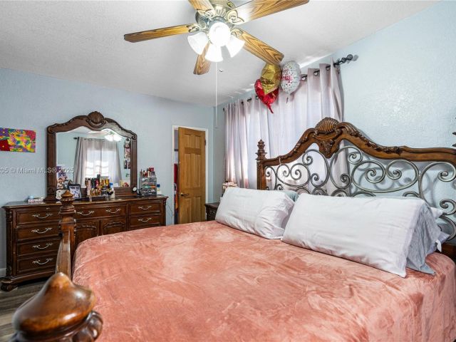 Продажа дома по адресу 1300 NE 203rd St - фото 6255673