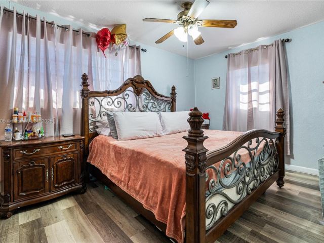 Продажа дома по адресу 1300 NE 203rd St - фото 6255674