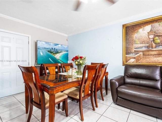 Продажа дома по адресу 1300 NE 203rd St - фото 6255676