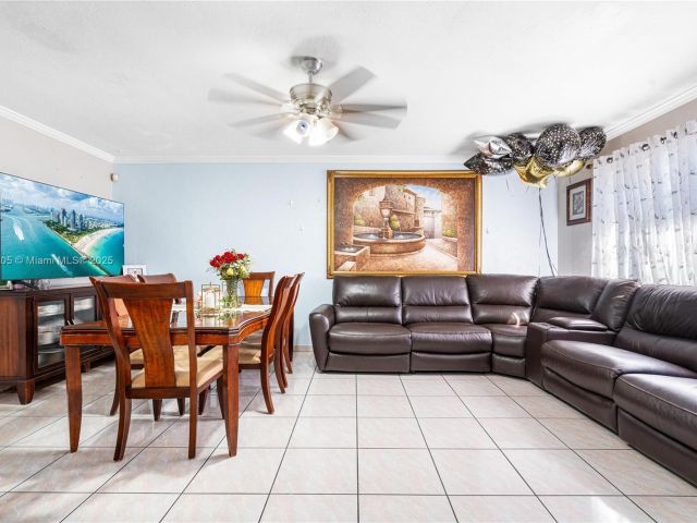 Продажа дома по адресу 1300 NE 203rd St - фото 6255677