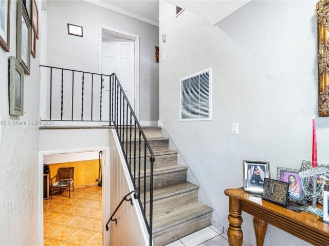 Продажа дома по адресу 1300 NE 203rd St - фото 6255679