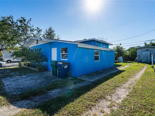 Продажа дома по адресу 1300 NE 203rd St - фото 6255682