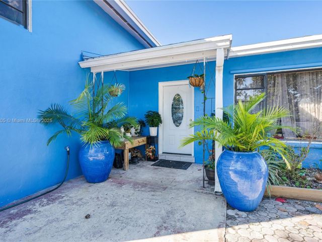 Продажа дома по адресу 1300 NE 203rd St - фото 6255683