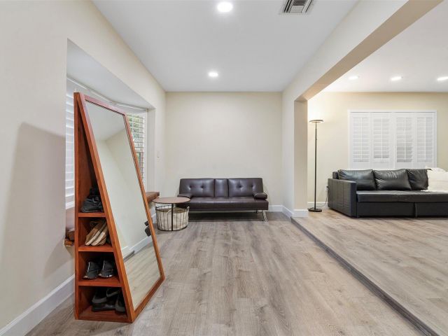 Продажа дома по адресу 1359 Washington Street - фото 6257216