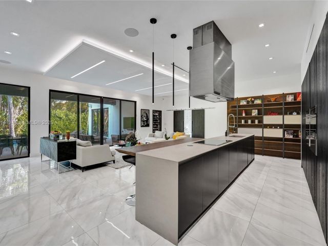 Дом в аренду по адресу 2441 NE 200th St . - фото 6256191