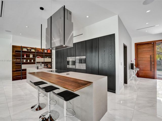 Дом в аренду по адресу 2441 NE 200th St . - фото 6256192