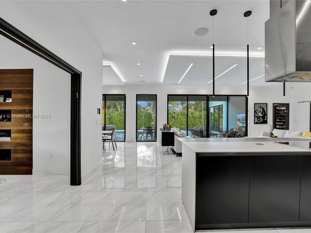 Дом в аренду по адресу 2441 NE 200th St . - фото 6256193