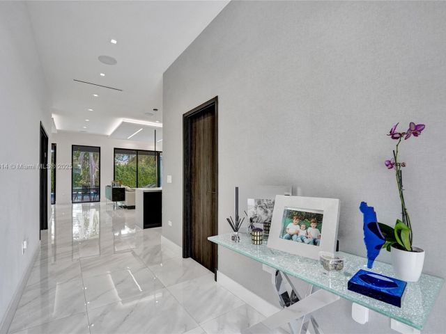 Дом в аренду по адресу 2441 NE 200th St . - фото 6256194