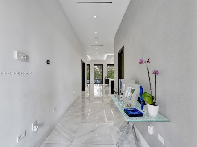 Дом в аренду по адресу 2441 NE 200th St . - фото 6256195