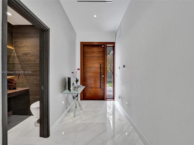 Дом в аренду по адресу 2441 NE 200th St . - фото 6256196