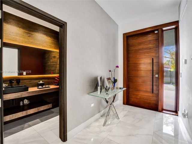 Дом в аренду по адресу 2441 NE 200th St . - фото 6256197