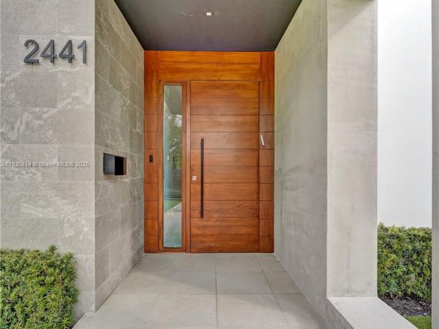 Дом в аренду по адресу 2441 NE 200th St . - фото 6256202