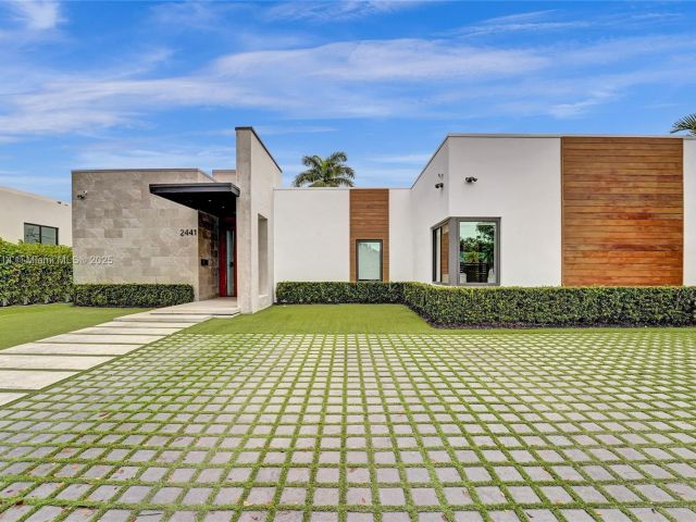 Дом в аренду по адресу 2441 NE 200th St . - фото 6256210