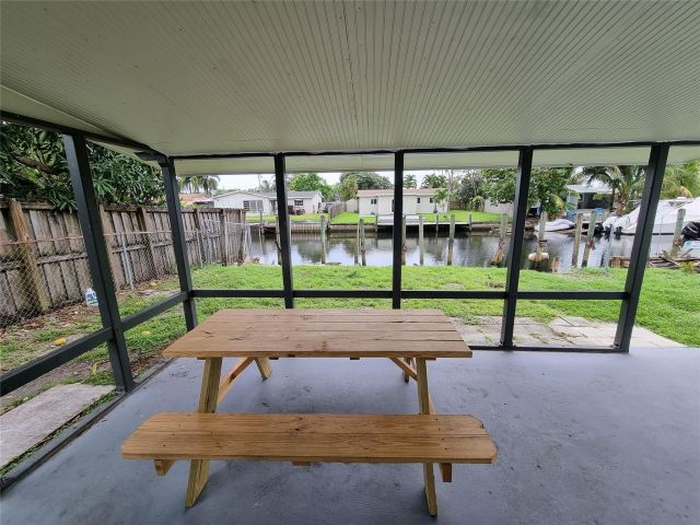 Продажа дома по адресу 4740 SW 43rd Ave - фото 6280877