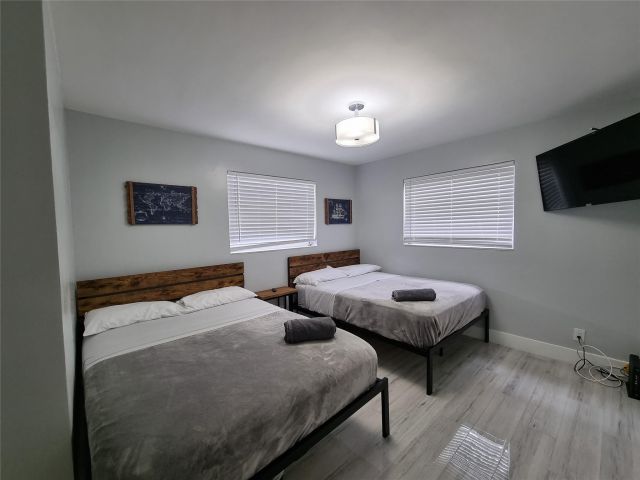 Продажа дома по адресу 4740 SW 43rd Ave - фото 6280879