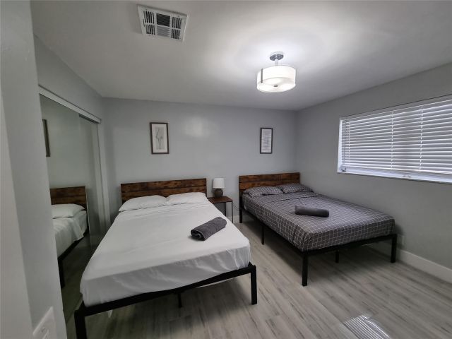 Продажа дома по адресу 4740 SW 43rd Ave - фото 6280882