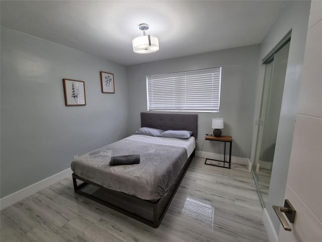 Продажа дома по адресу 4740 SW 43rd Ave - фото 6280883