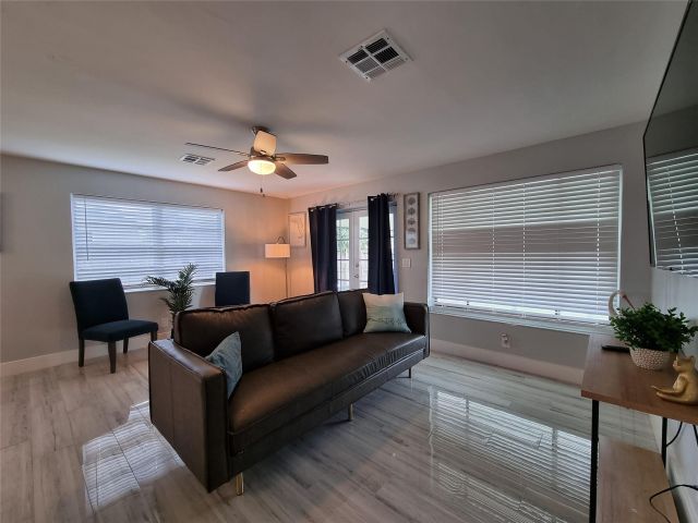 Продажа дома по адресу 4740 SW 43rd Ave - фото 6280887