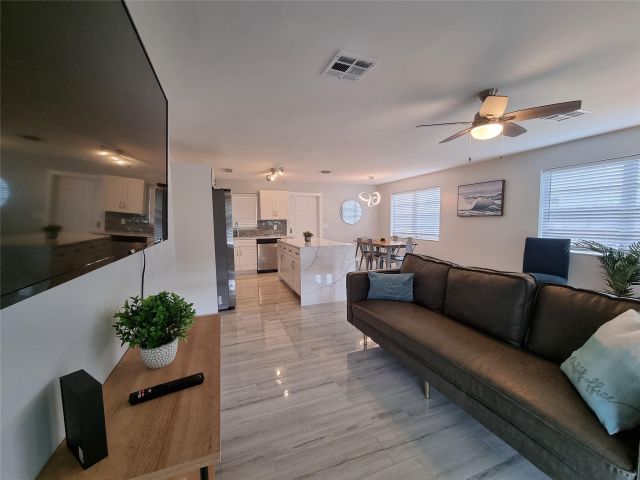 Продажа дома по адресу 4740 SW 43rd Ave - фото 6280888