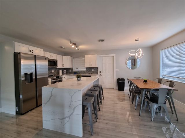 Продажа дома по адресу 4740 SW 43rd Ave - фото 6280890