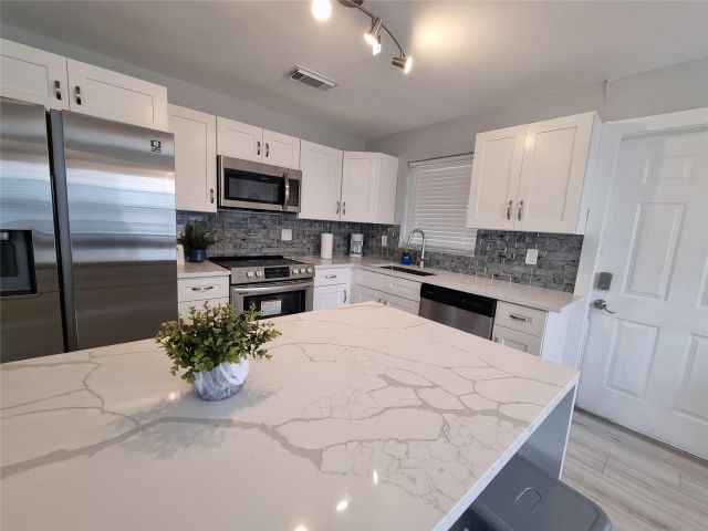 Продажа дома по адресу 4740 SW 43rd Ave - фото 6280891