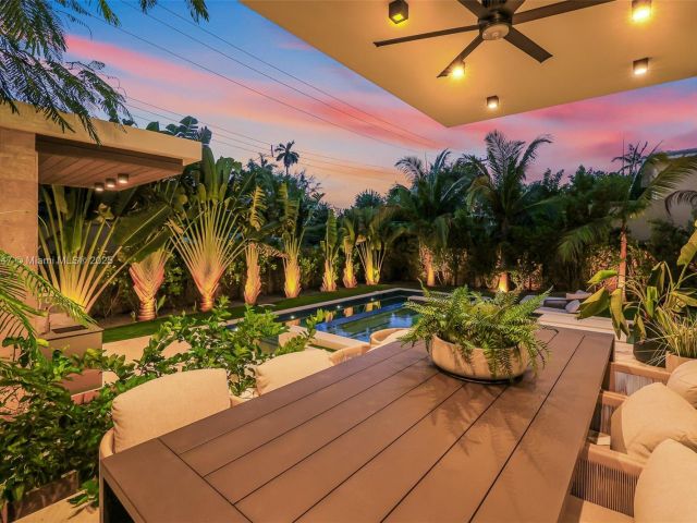 Продажа дома по адресу 2355 Meridian Ave - фото 6259786