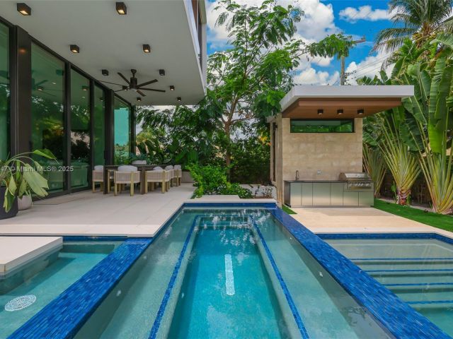 Продажа дома по адресу 2355 Meridian Ave - фото 6259787