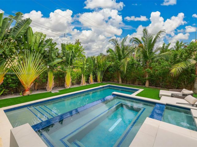 Продажа дома по адресу 2355 Meridian Ave - фото 6259788