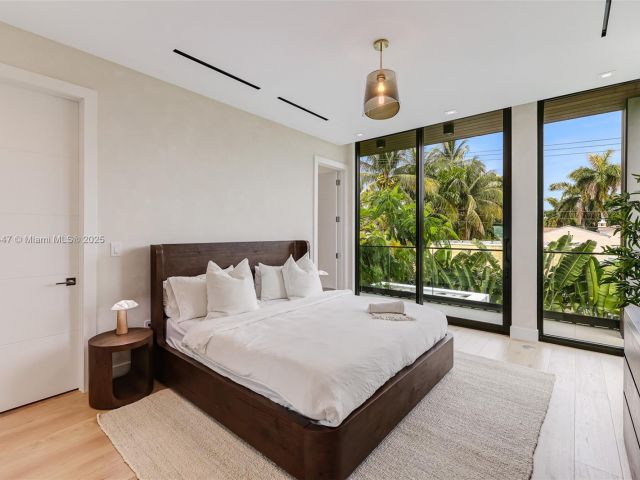 Продажа дома по адресу 2355 Meridian Ave - фото 6259790