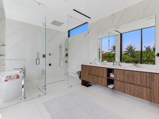 Продажа дома по адресу 2355 Meridian Ave - фото 6259792