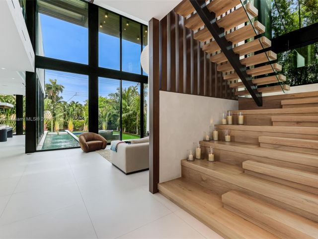 Продажа дома по адресу 2355 Meridian Ave - фото 6259796