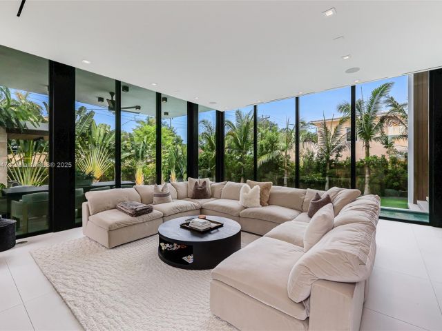 Продажа дома по адресу 2355 Meridian Ave - фото 6259798