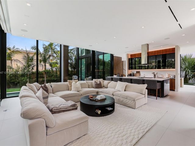 Продажа дома по адресу 2355 Meridian Ave - фото 6259799