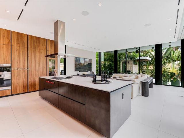 Продажа дома по адресу 2355 Meridian Ave - фото 6259800