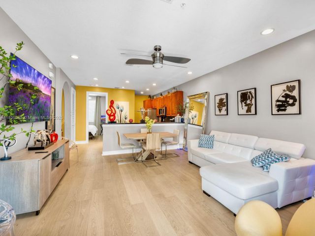 Продажа дома по адресу 2249 NE 9th Ave - фото 6259082