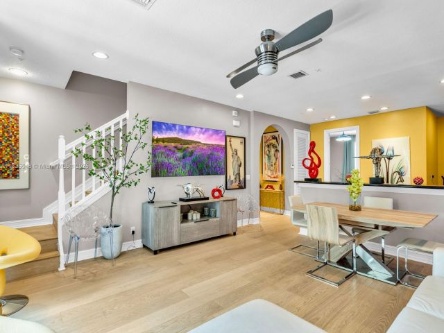 Продажа дома по адресу 2249 NE 9th Ave - фото 6259083