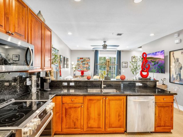 Продажа дома по адресу 2249 NE 9th Ave - фото 6259084