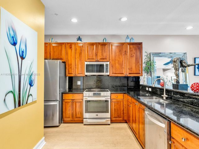 Продажа дома по адресу 2249 NE 9th Ave - фото 6259085