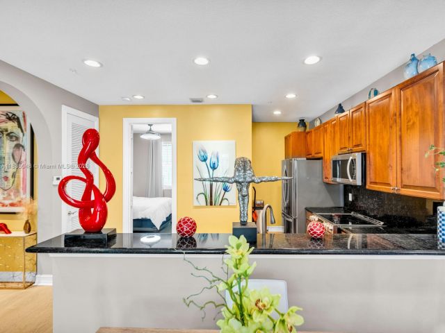 Продажа дома по адресу 2249 NE 9th Ave - фото 6259086